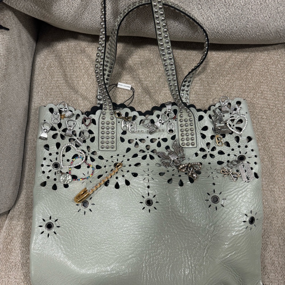 Brand new please see detailed photos has dots at the bottom barely shows